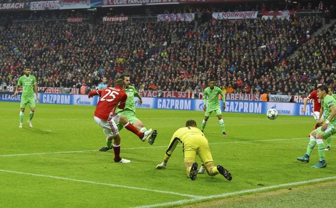 19.10.2016, Fussball Champions-League 2016 2017, Vorrunde 3.Spieltag, FC Bayern München - PSV Eindhoven, in der Allianzarena München. Thomas Müller (li, FC Bayern München) erzielt das Tor zum 1:0. 