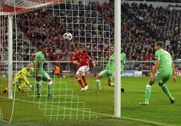 19.10.2016, Fussball Champions-League 2016 2017, Vorrunde 3.Spieltag, FC Bayern München - PSV Eindhoven, in der Allianzarena München. Thomas Müller (mi, FC Bayern München) erzielt das Tor zum 1:0. 