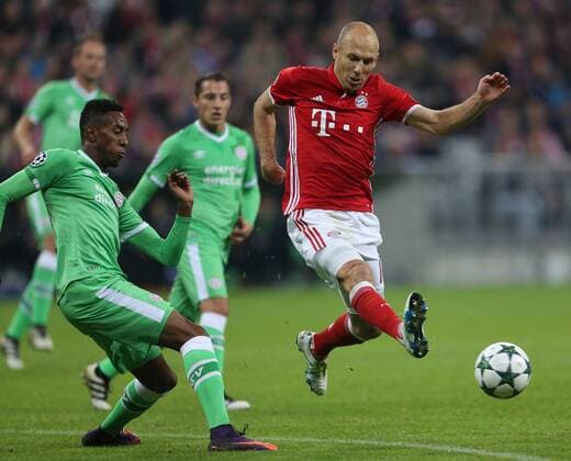 SOCCER - CL, Bayern vs Eindhoven MUNICH,GERMANY,19.OCT.16 - SOCCER - UEFA Champions League, group stage, FC Bayern Muenchen vs PSV Eindhoven. Image shows Joshua Brenet (Eindhoven) and Arjen Robben (Bayern). GEPAxpictures xThomasxBachun