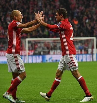 19.10.2016, xjhx, Fussball Champions League, FC Bayern Muenchen - PSV Eindhoven, emspor , v.l. Arjen Robben (FC Bayern Muenchen), Thomas Mueller (FC Bayern Muenchen) celebrate the goal, Torjubel zum 1:0 Muenchen