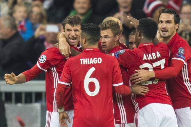 Bilder des Tages - SPORT GER, UEFA CL, FC Bayern Muenchen (GER) vs PSV Eindhoven (NED) 19.10.2016, Allianz Arena, Muenchen, GER, UEFA CL, FC Bayern Muenchen (GER) vs PSV Eindhoven (NED) , Gruppe D, im Bild Jubel nach dem Tor zum 1-0 durch Thomas Mueller (FCB 25) mit Thiago (FCB 6) David Alaba (FCB 27) Mats Hummels (FCB 15) Joshua Kimmich (FCB 32) Foto © nordphoto Straubmeier nordphotox xStraubmeier