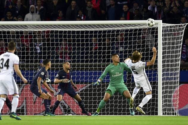 Fußball, CL, Paris St. Germain - FC Basel AREOLA Alphonse (PSG) vs Michael Lang - Fussball, Champions League, Paris Saint Germain PSG vs. FC Basel - 19 10 2016 JBAutissier Panoramic 
