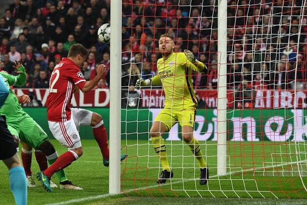 19.10.2016, xjhx, Fussball Champions League, FC Bayern Muenchen - PSV Eindhoven, emspor , v.l. Joshua Kimmich (FC Bayern Muenchen), Jeroen Zoet (PSV Eindhoven) Goal scored, Tor zum 2:0 Muenchen