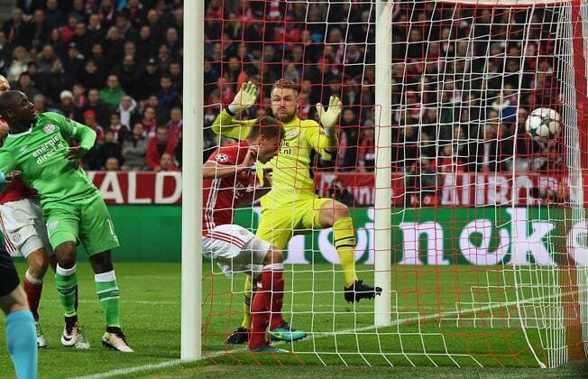 19.10.2016, xjhx, Fussball Champions League, FC Bayern Muenchen - PSV Eindhoven, emspor , v.l. Joshua Kimmich (FC Bayern Muenchen), Jeroen Zoet (PSV Eindhoven) Goal scored, Tor zum 2:0 Muenchen