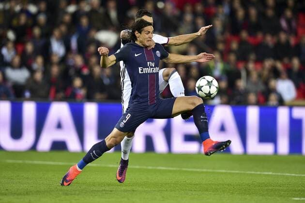 Fußball, CL, Paris St. Germain - FC Basel CAVANI Edinson (PSG) vs Renato Steffen - Fussball, Champions League, Paris Saint Germain PSG vs. FC Basel - 19 10 2016 JBAutissier Panoramic 