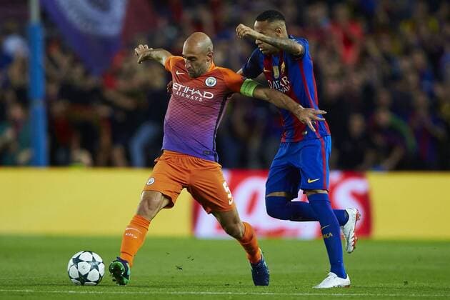 Barcelona s Brazilian striker Neymar Jr. (R) fights for the ball with Mancherster s Argentinian defense Pablo Zabaleta during the UEFA Champions League 3rd journey match between FC Barcelona Barca and Manchester City at Camp Nou stadium in Barcelona, Catalonia, Spain, 19 October 2016. EFE Alejandro Garcia FC BARCELONA VS. MANCHESTER CITY !ACHTUNG: NUR REDAKTIONELLE NUTZUNG!  BCN001 20161019-636125083121272181