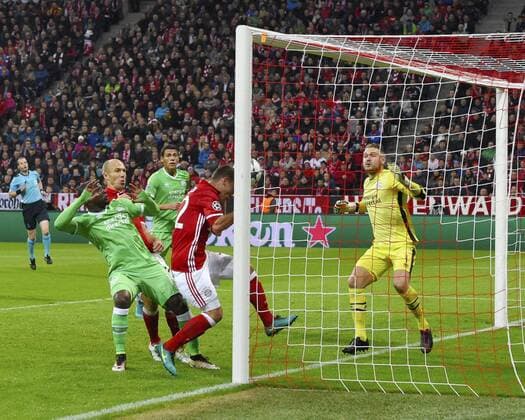 19.10.2016, Fussball Champions-League 2016 2017, Vorrunde 3.Spieltag, FC Bayern München - PSV Eindhoven, in der Allianzarena München. Joshua Kimmich (mitte, FC Bayern München) erzielt das Tor zum 2:0. 