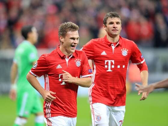 19.10.2016, Fussball Champions-League 2016 2017, Vorrunde 3.Spieltag, FC Bayern München - PSV Eindhoven, in der Allianzarena München. v.li: Torjubel Joshua Kimmich (FC Bayern München) mit Thomas Müller (FC Bayern München). 
