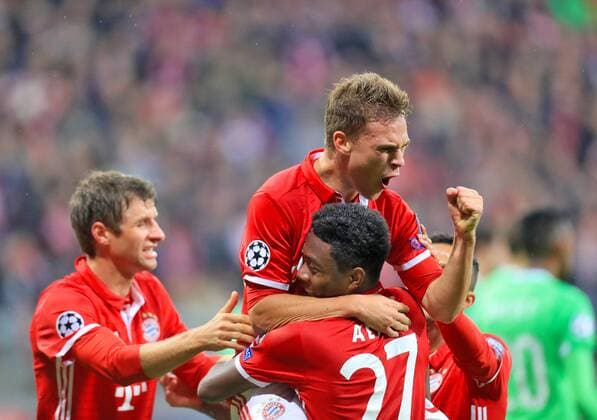 19.10.2016, Fussball Champions-League 2016 2017, Vorrunde 3.Spieltag, FC Bayern München - PSV Eindhoven, in der Allianzarena München.Torjubel Joshua Kimmich (o, FC Bayern München) mit Thomas Müller (FC Bayern München) und David Alaba (re, FC Bayern München). 