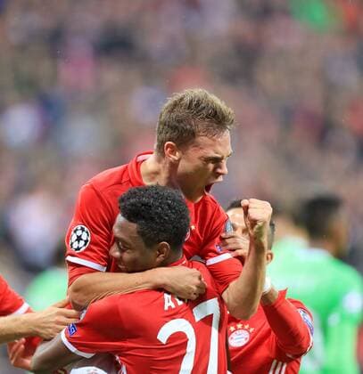 19.10.2016, Fussball Champions-League 2016 2017, Vorrunde 3.Spieltag, FC Bayern München - PSV Eindhoven, in der Allianzarena München.Torjubel Joshua Kimmich (o, FC Bayern München) mit David Alaba (re, FC Bayern München). 
