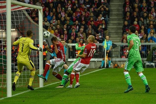 GER,UEFA CL, FC Bayern Muenchen (GER) vs PSV Eindhoven (NED) 19.10.2016, Allianz-Arena, Muenchen, GER,UEFA CL, FC Bayern Muenchen (GER) vs PSV Eindhoven (NED), im Bild Joshua Kimmich (FC Bayern Muenchen 32) koepft das 2:0 nordphotox xSchreyer