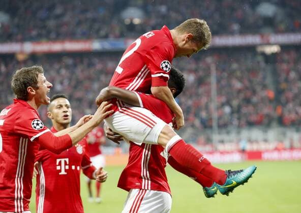 Joshua KIMMICH, FCB 32 Torschuss, schiesst das Tor zum 2-0 Torjubel, Jubel nach dem Tor mit Thomas MUELLER, MÜLLER, FCB 25 David ALABA, FCB 27 FC BAYERN MUENCHEN - PSV EINDHOVEN Gruppenphase, Fussball UEFA Champions League, Muenchen, 19.10.2016 CL Saison 2016 2017