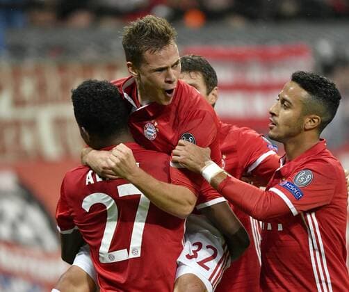 TOR zum 2:0 duch Joshua Kimmich FC Bayern München Torjubel mit David Alaba FC Bayern München und Thiago Alcantara FC Bayern München Champions League CL Gruppenphase FC Bayern München FCB vs PSV Eindhoven 19.10.2016