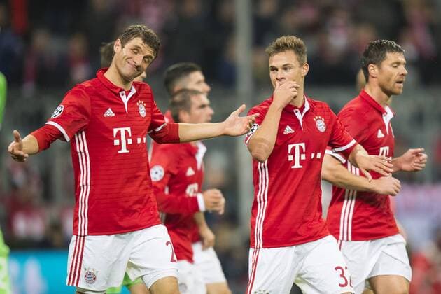 GER, UEFA CL, FC Bayern Muenchen (GER) vs PSV Eindhoven (NED) 19.10.2016, Allianz Arena, Muenchen, GER, UEFA CL, FC Bayern Muenchen (GER) vs PSV Eindhoven (NED) , Gruppe D, im Bild Jubel nach dem Tor zum 2-0 durch Joshua Kimmich (FCB 32) mit Thomas Mueller (FCB 25) Foto © nordphoto Straubmeier nordphotox xStraubmeier