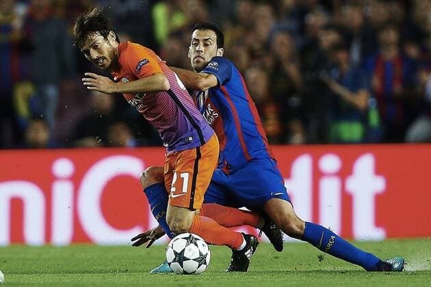 Barcelona s Spanish midfielder Sergio Busquets (R) fights for the ball with Mancherster s Spanish midfielder David Silva during the UEFA Champions League 3rd journey match between FC Barcelona Barca and Manchester City at Camp Nou stadium in Barcelona, Catalonia, Spain, 19 October 2016. FC BARCELONA VS. MANCHESTER CITY !ACHTUNG: NUR REDAKTIONELLE NUTZUNG!  BCN001 20161019-636125084430836909