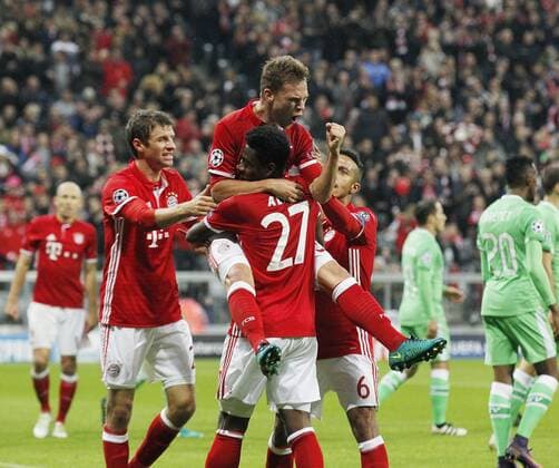 Torjubel 2:0 München, V.li. Thomas Müller (Bayern) , David Alaba (Bayern) und oben Torschütze Joshua Kimmich (Bayern) . FC Bayern München-PSV Eindhoven . München, GER, 19.10.2016, Fussball-Champions League 2016-2017 .