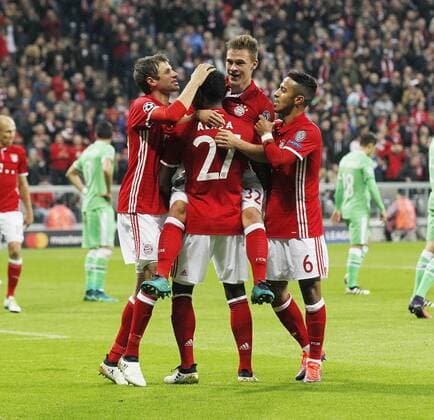 Torjubel 2:0 München, V.li. Thomas Müller (Bayern) , David Alaba (Bayern) Torschütze Joshua Kimmich (Bayern) , Thiago (Bayern) . FC Bayern München-PSV Eindhoven . München, GER, 19.10.2016, Fussball-Champions League 2016-2017 .
