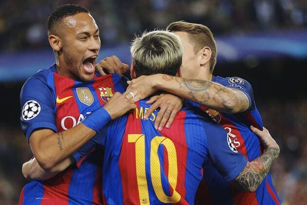 Barcelona s Argentinian striker Leo Messi (C) celebrates his first goal for the team against Manchester City with teammates during the UEFA Champions League 3rd journey match between FC Barcelona Barca and Manchester City at Camp Nou stadium in Barcelona, Catalonia, Spain, 19 October 2016. FC BARCELONA VS. MANCHESTER CITY !ACHTUNG: NUR REDAKTIONELLE NUTZUNG!  BCN001 20161019-636125089388131103