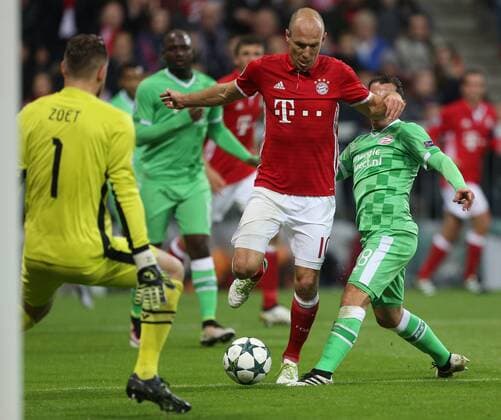 SOCCER - CL, Bayern vs Eindhoven MUNICH,GERMANY,19.OCT.16 - SOCCER - UEFA Champions League, group stage, FC Bayern Muenchen vs PSV Eindhoven. Image shows Jeroen Zoet (Eindhoven) and Arjen Robben (Bayern). GEPAxpictures xThomasxBachun
