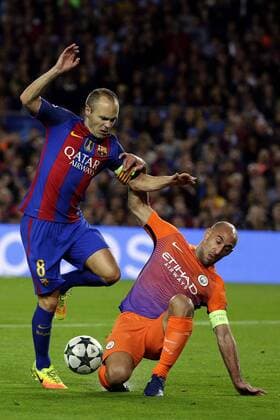 Barcelona s Spanish midfielder Andres Iniesta (L) fights for the ball with Manchester City s Argentinian defense Pablo Zabaleta during the UEFA Champions League group C match between FC Barcelona Barca and Manchester City at Camp Nou stadium in Barcelona, Catalonia, Spain, 19 October 2016. FC BARCELONA VS. MANCHESTER CITY !ACHTUNG: NUR REDAKTIONELLE NUTZUNG!  BCN001 20161019-636125090831911103