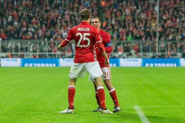 Munich, Germany 19.10.2016, UEFA Champions League - 2016 17 Season, Group D - Matchday 3, FC Bayern Muenchen - PSV Eindhoven, Jubel um den Torschuetzen zum 1:0 Thomas Mueller (FCB) ( DeFodi048