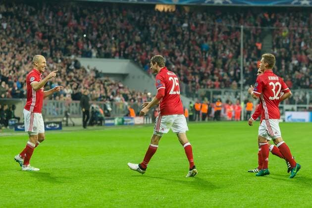 Munich, Germany 19.10.2016, UEFA Champions League - 2016 17 Season, Group D - Matchday 3, FC Bayern Muenchen - PSV Eindhoven, Jubel um den Torschuetzen zum 1:0Thomas Mueller (FCB) mit Arjen Robben (FCB) und Joshua Kimmich (FCB) ( DeFodi048