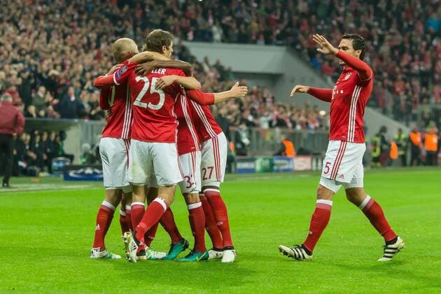 Munich, Germany 19.10.2016, UEFA Champions League - 2016 17 Season, Group D - Matchday 3, FC Bayern Muenchen - PSV Eindhoven, Jubel um den Torschuetzen zum 1:0 Thomas Mueller (FCB) ( DeFodi048