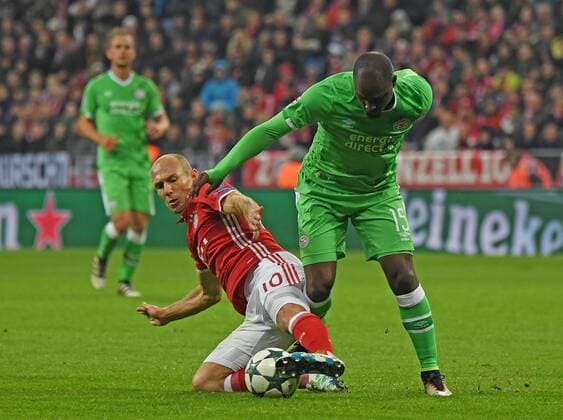 19.10.2016, xjhx, Fussball Champions League, FC Bayern Muenchen - PSV Eindhoven, emspor , v.l. Arjen Robben (FC Bayern Muenchen), Jetro Willems (PSV Eindhoven) Muenchen