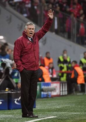 19.10.2016, xjhx, Fussball Champions League, FC Bayern Muenchen - PSV Eindhoven, emspor , v.l. Carlo Ancelotti (Trainer FC Bayern Muenchen) gibt Anweisungen, gestikuliert, mit den Armen gestikulieren gives instructions, gesticulate. Muenchen