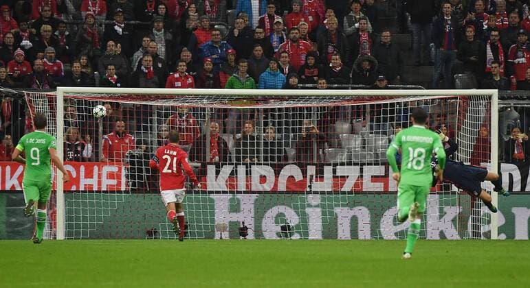 19.10.2016, xjhx, Fussball Champions League, FC Bayern Muenchen - PSV Eindhoven, emspor , v.l. Manuel Neuer (FC Bayern Muenchen), Siem de Jong (PSV Eindhoven) Goal scored, Tor zum 2:1 Muenchen