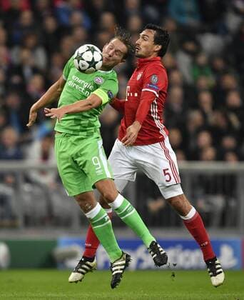 Zweikampf, Aktion Luuk de Jong PSV Eindhoven (links) gegen Mats Hummels FC Bayern München (rechts) Champions League CL Gruppenphase FC Bayern München FCB vs PSV Eindhoven 19.10.2016