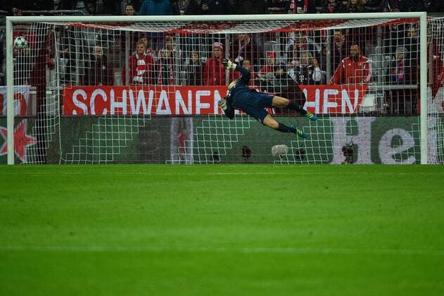 GER,UEFA CL, FC Bayern Muenchen (GER) vs PSV Eindhoven (NED) 19.10.2016, Allianz-Arena, Muenchen, GER,UEFA CL, FC Bayern Muenchen (GER) vs PSV Eindhoven (NED), im Bild Torwart Manuel Neuer (FC Bayern Muenchen 1) fliegt vergeblich, das 1:2 fuer Eindhoven nordphotox xSchreyer