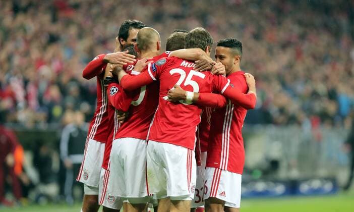 FC Bayern München - PSV Eindhoven Deutschland, München, 19.10.2016, Fussball, UEFA Champions League, Saison 2016 2017, Gruppenphase, 3. Spieltag, FC Bayern München - PSV Eindhoven: 2. v.r. Thomas Müller (FC Bayern München); Jubel Tor 1:0 Müller.