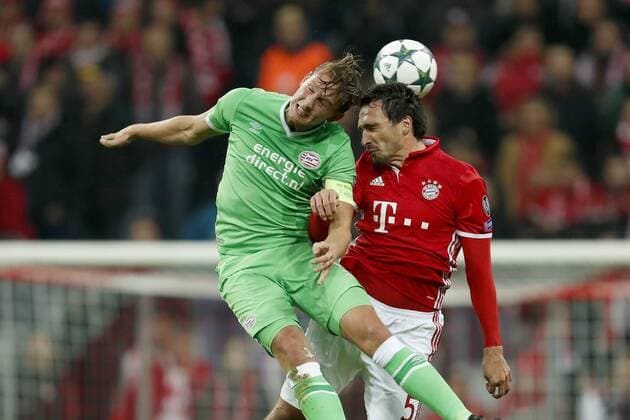 (L-R) Luuk de Jong of PSV, Mats Hummels of Bayern Munichduring the Champions League group D match between FC Bayern Munich and PSV on October 19, 2016 at the Allianz Arena in Munich, Germany Bayern Munich v PSV UEFA Champions League 2016 2017 xVIxxIVx 6426089