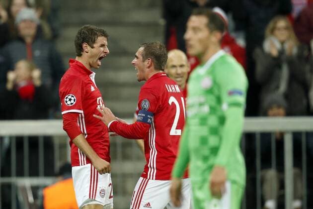 (L-R) Thomas Muller of Bayern Munich, Philipp Lahm of Bayern Munich, Arjen Robben of Bayern Munich, Andres Guardado of PSVduring the Champions League group D match between FC Bayern Munich and PSV on October 19, 2016 at the Allianz Arena in Munich, Germany Bayern Munich v PSV UEFA Champions League 2016 2017 xVIxxIVx 6426133