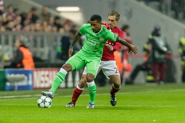 Munich, Germany 19.10.2016, UEFA Champions League - 2016 17 Season, Group D - Matchday 3, FC Bayern Muenchen - PSV Eindhoven, Luciano Narsingh (PSV) a<Philipp Lahm (FCB) ( DeFodi048