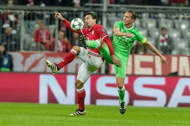 Munich, Germany 19.10.2016, UEFA Champions League - 2016 17 Season, Group D - Matchday 3, FC Bayern Muenchen - PSV Eindhoven, Mats Hummels (FCB) gegen Luuk de Jong (PSV) ( DeFodi048