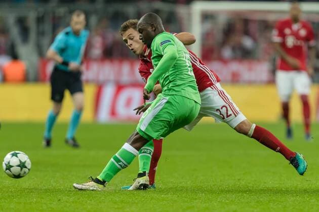 Munich, Germany 19.10.2016, UEFA Champions League - 2016 17 Season, Group D - Matchday 3, FC Bayern Muenchen - PSV Eindhoven, Joshua Kimmich (FCB) gegen Jetro Willems (PSV) ( DeFodi048
