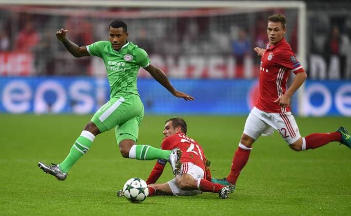 FUSSBALL CHAMPIONS LEAGUE SAISON 2016 2017 GRUPPENPHASE FC Bayern Muenchen - PSV Eindhoven 19.10.2016 Luciano Narsingh (li, PSV Eindhoven) gegen Philipp Lahm und Joshua Kimmich (v.l., beide FC Bayern Muenchen) 