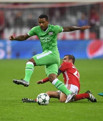 FUSSBALL CHAMPIONS LEAGUE SAISON 2016 2017 GRUPPENPHASE FC Bayern Muenchen - PSV Eindhoven 19.10.2016 Luciano Narsingh (li, PSV Eindhoven) gegen Philipp Lahm (re, FC Bayern Muenchen) 