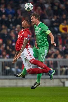Munich, Germany 19.10.2016, UEFA Champions League - 2016 17 Season, Group D - Matchday 3, FC Bayern Muenchen - PSV Eindhoven, Kopfballduell zwischen David Alaba (FCB) und Gaston Pereiro (PSV) v.l. ( DeFodi501