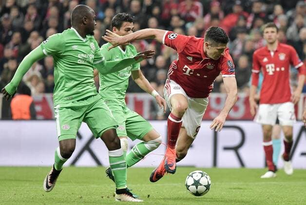 xtwx, 19.10.2016, Fussball Champions League, FC Bayern München (Muenchen) - PSV Eindhoven, Gruppe D - 3. Spieltag Zweikampf rechts: Robert Lewandowski (Bayern) München Munich