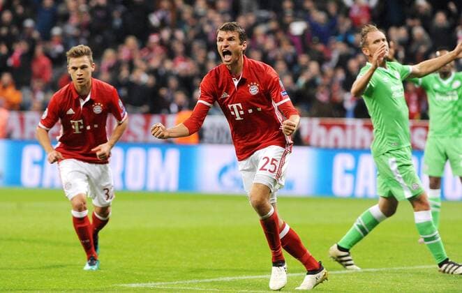 Torjubel bei Thomas Mueller (FC Bayern Muenchen) nach seinem Treffer zum 1:0,links Joshua Kimmich (FC Bayern Muenchen) beim CL-Spiel zwischen dem FC Bayern Muenchen und PSV Eindhoven am 19.10.2016. Muenchen Copyright: xStuetzle xEibner-Pressefotox EP_WSE