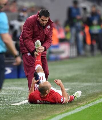 FUSSBALL CHAMPIONS LEAGUE SAISON 2016 2017 GRUPPENPHASE FC Bayern Muenchen - PSV Eindhoven 19.10.2016 Arjen Robben (FC Bayern Muenchen) laesst sich an der Seitenlinie behandeln 