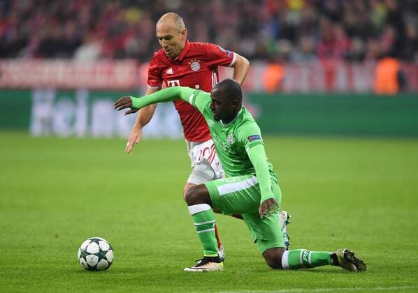 FUSSBALL CHAMPIONS LEAGUE SAISON 2016 2017 GRUPPENPHASE FC Bayern Muenchen - PSV Eindhoven 19.10.2016 Jetro Willems (PSV Eindhoven) vor Arjen Robben (FC Bayern Muenchen) 