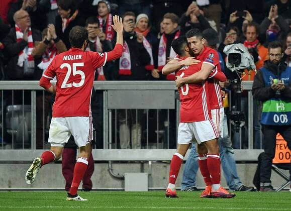 19.10.2016, xjhx, Fussball Champions League, FC Bayern Muenchen - PSV Eindhoven, emspor , v.l. Thomas Mueller (FC Bayern Muenchen), Thiago Alcantara (FC Bayern Muenchen), Robert Lewandowski (FC Bayern Muenchen) celebrate the goal, Torjubel zum 3:1 Muenchen