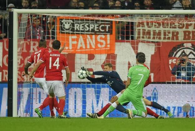 19.10.2016, Fussball Champions-League 2016 2017, Vorrunde 3.Spieltag, FC Bayern München - PSV Eindhoven, in der Allianzarena München. Torwart Manuel Neuer (FC Bayern München) rettet diesen Schuss von Gaston Pereiro (PSV Eindhoven). 