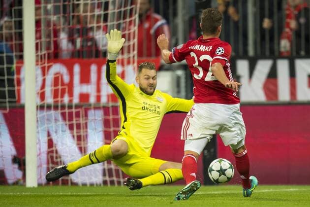 GER, UEFA CL, FC Bayern Muenchen (GER) vs PSV Eindhoven (NED) 19.10.2016, Allianz Arena, Muenchen, GER, UEFA CL, FC Bayern Muenchen (GER) vs PSV Eindhoven (NED) , Gruppe D, im Bild Jeroen Zoet (PSV 1) kann Joshua Kimmich (FCB 32) stoppen Foto © nordphoto Straubmeier nordphotox xStraubmeier
