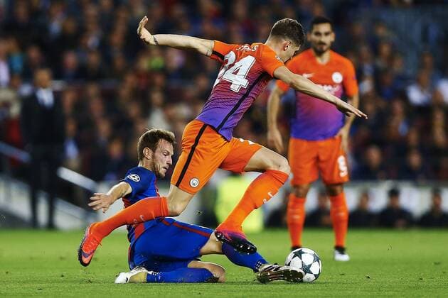 Barcelona s Croatian midfielder Ivan Rakitic (C) fights for the ball with Manchester British defense John Stones during the UEFA Champions League group C match between FC Barcelona Barca and Manchester City at Camp Nou stadium in Barcelona, Catalonia, Spain, 19 October 2016. FC BARCELONA VS. MANCHESTER CITY !ACHTUNG: NUR REDAKTIONELLE NUTZUNG!  BCN001 20161019-636125116468470531