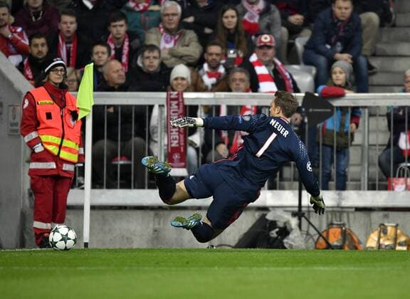 Torwart Manuel Neuer FC Bayern München kratzt Ball artistisch von der Eckfahne Champions League CL Gruppenphase FC Bayern München FCB vs PSV Eindhoven 19.10.2016